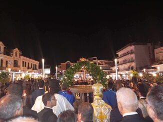 Συνάντηση Επιταφίων στην κεντρική Πλατεία της πόλεως του Αιγίου